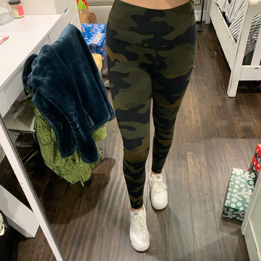 VS Pink Ultimate High Wasted Camo Black/Olive Green Legging Size S